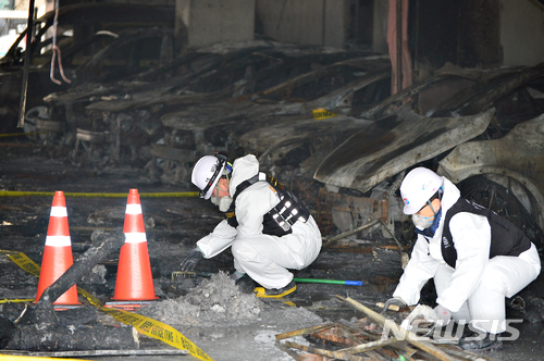 【제천=뉴시스】인진연 기자 = 23일 국립과학수사원구원과 경찰 화재전문감식관 등으로 구성한 합동감식반이 충북 제천 스포츠센터 화재 사고 현장에서 2차 합동감식을 하고 있다. 2017.12.23&nbsp; inphoto@newsis.com 