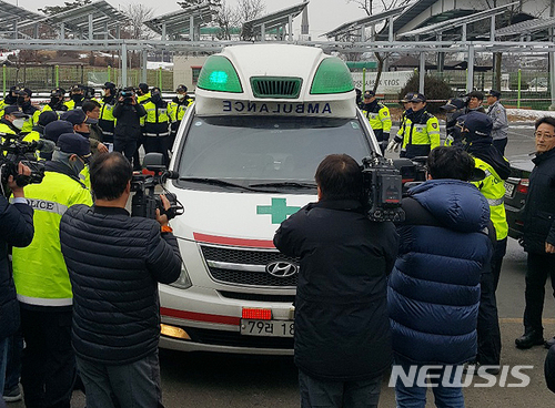 【제천=뉴시스】이병찬 기자 = 23일 충북 제천 스포츠센터 희생자 합동분향소(제천체육관)를 찾은 건물주 이모(53)씨가 유족의 반발에 구급차에서 내리지 못하고 있다. 화재 부상자로 분류된 그는 원주 연세대병원에 입원 중이다.2017.12.23.&nbsp; bclee@newsis.com