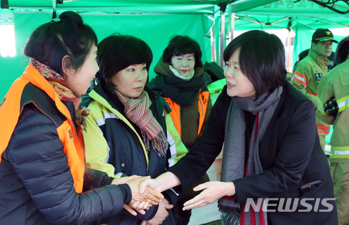 【제천=뉴시스】인진연 기자 = 23일 이정미 정의당 대표가 충북 제천시 하소동의 스포츠센터 화재사고 현장을 찾아 자원봉사자들을 격려하고 있다. 2017.12.223 inphoto@newsis.com