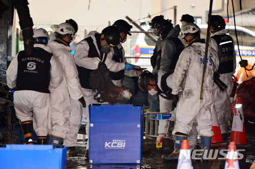 【제천=뉴시스】인진연 기자 = 23일 국립과학수사원구원과 경찰 화재전문감식관 등으로 구성한 합동감식반이 충북 제천 스포츠센터 화재 사고 현장에서 2차 합동감식을 하고 있다. 2017.12.23. inphoto@newsis.com