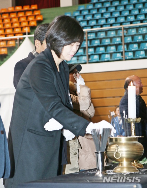 【제천=뉴시스】강신욱 기자 = 23일 충북 제천체육관에 마련된 스포츠센터 화재참사 희생자 합동분향소에서 정의당 이정미 대표가 분향하고 있다. 2017.12.23. ksw64@newsis.com