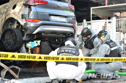 【제천=뉴시스】인진연 기자 = 23일 국립과학수사원구원과 경찰 화재전문감식관 등으로 구성한 합동감식반이 충북 제천 스포츠센터 화재 사고 현장에서 지게차를 동원해 2차 합동감식을 하고 있다. 2017.12.23. inphoto@newsis.com