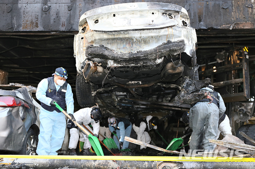 【제천=뉴시스】인진연 기자 = 23일 국립과학수사원구원과 경찰 화재전문감식관 등으로 구성한 합동감식반이 충북 제천 스포츠센터 화재 사고 현장에서 지게차를 동원해 2차 합동감식을 하고 있다. 2017.12.23. inphoto@newsis.com