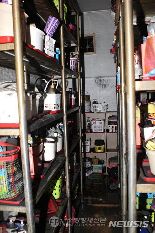 【청주=뉴시스】이병찬 기자 = 충북 제천시 하소동 스포츠센터 2층 여탕의 비상구는 철제 선반이 막고 있었던 것으로 확인됐다고 소방방재신문이 23일 보도했다.2017.12.23.(사진=소방방재신문 캡쳐)&nbsp; photo@newsis.com 