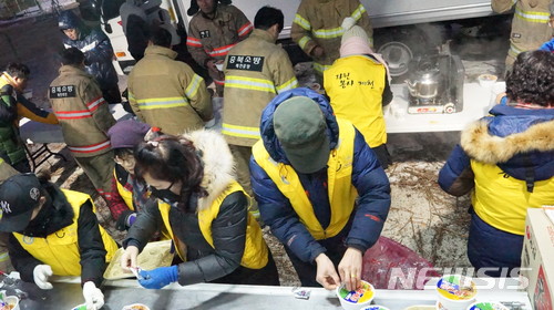 【제천=뉴시스】이성기 기자 = 충북 제천 시민이 지역에서 일어난 대형 화재 사고를 극복하기 위해 연일 힘을 보태고 있는 가운데, 23일 제천시자원봉사센터가 사고현장과 합동분향소에서 사랑의 밥차를 운영하고 있다.2017.12.23(사진=제천시 제공) sklee@newsis.com&nbsp; 
