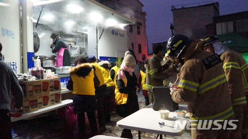 【제천=뉴시스】이성기 기자 = 충북 제천 시민이 지역에서 일어난 대형 화재 사고를 극복하기 위해 연일 힘을 보태고 있는 가운데, 23일 제천시자원봉사센터가 사고현장과 합동분향소에서 사랑의 밥차를 운영하고 있다.2017.12.23(사진=제천시 제공) sklee@newsis.com