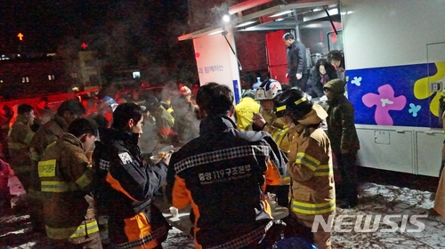 【제천=뉴시스】이성기 기자 = 충북 제천 시민이 지역에서 일어난 대형 화재 사고를 극복하기 위해 연일 힘을 보태고 있는 가운데, 23일 제천시자원봉사센터가 사고현장과 합동분향소에서 사랑의 밥차를 운영하고 있다.2017.12.23(사진=제천시 제공) sklee@newsis.com