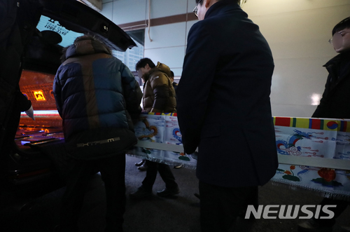 【제천=뉴시스】고승민 기자 = 제천 스포츠센터 화재 사고 사흘째인 23일 오전 충북 제천시의 한 장례식장에서 희생자 고 장 모씨의 발인이 엄수되고 있다. 2017.12.23. kkssmm99@newsis.com