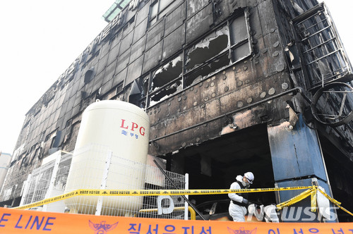 【제천=뉴시스】함형서 기자 = 지난달 23일 오전 진화된 충북 제천 노블휘트니스 스파 건물에서 합동감식반이 진화된 건물에서 화재원인을 조사하고 있는 모습. (사진 = 뉴시스 DB)