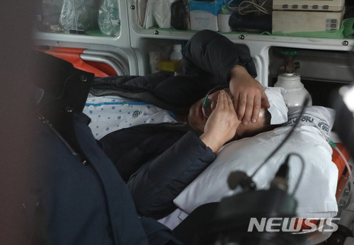 【제천=뉴시스】고승민 기자 = 제천 스포츠센터 화재 사고 사흘째인 23일 오전 합동분향소가 마련된 충북 제천체육관에서 해당 건물주 이 모씨가 찾아와 유족에게 사과를 요청했으나 거절된 상황, 이 모씨가 취재진에게 심경을 밝히고 있다. 2017.12.23. kkssmm99@newsis.com