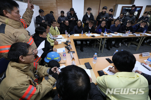 【제천=뉴시스】고승민 기자 = 제천 스포츠센터 화재 사고 사흘째인 23일 오전 합동분향소가 마련된 충북 제천체육관에서 유족대책위가 이근규 제천시장과 제천경찰서장, 소방대원들과 간담회를 하고 있다. 2017.12.23.&nbsp; kkssmm99@newsis.com 