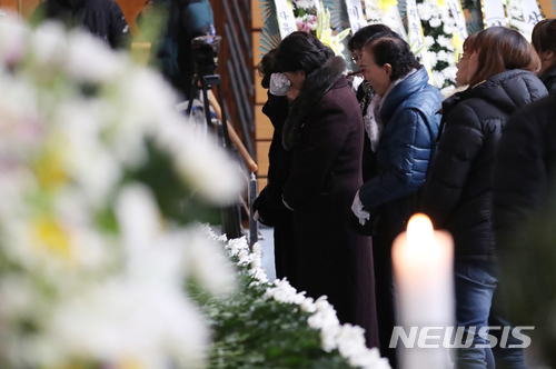 【제천=뉴시스】고승민 기자 = 제천 스포츠센터 화재 사고 사흘째인 23일 오후 합동분향소가 마련된 충북 제천체육관을 찾은 조문객이 눈물을 훔치고 있다. 2017.12.23. kkssmm99@newsis.com