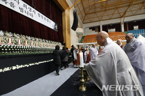 【제천=뉴시스】고승민 기자 = 제천 스포츠센터 화재 사고 사흘째인 23일 오후 합동분향소가 마련된 충북 제천체육관으로 설정 대한불교조계종 총무원장이 조문, 분향하고 있다. 2017.12.23. kkssmm99@newsis.com