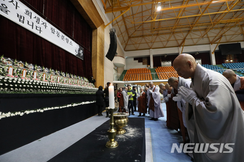 【제천=뉴시스】고승민 기자 = 제천 스포츠센터 화재 사고 사흘째인 23일 오후 합동분향소가 마련된 충북 제천체육관으로 설정 대한불교조계종 총무원장이 조문, 피해자들의 극락왕생을 기원하고 있다. 2017.12.23. kkssmm99@newsis.com