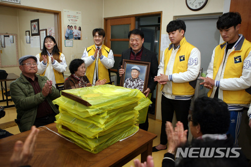 【대전=뉴시스】 한밭대 구성원들이 어르신 장수사진을 전달하고 있다.(사진=한밭대 제공)