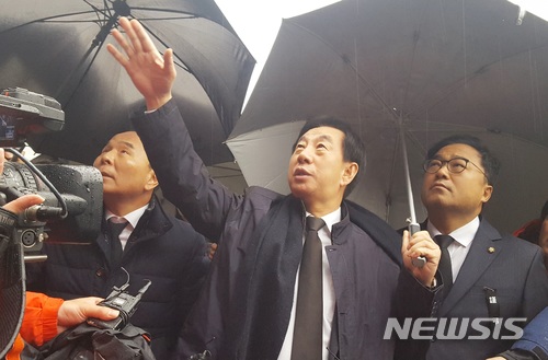 【제천=뉴시스】강신욱 기자 = 24일 충북 제천시 하소동 복합건축물 화재 참사 현장을 찾은 김성태(가운데) 자유한국당 원내대표가 가장 많은 희생자가 나온 2층 사우나실을 가리키며 초동 대응의 문제점을 지적하고 있다. 박덕흠(왼쪽)·권석창 의원이 함께하고 있다. 2017.12.24. ksw64@newsis.com