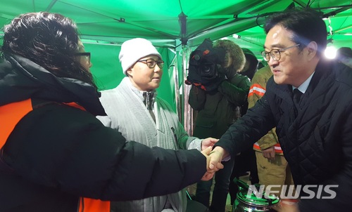 【제천=뉴시스】강신욱 기자 = 24일 충북 제천시 하소동 화재 참사 현장을 찾은 우원식 더불어민주당 원내대표가 자원봉사자를 격려하고 있다. 2017.12.24. ksw64@newsis.com