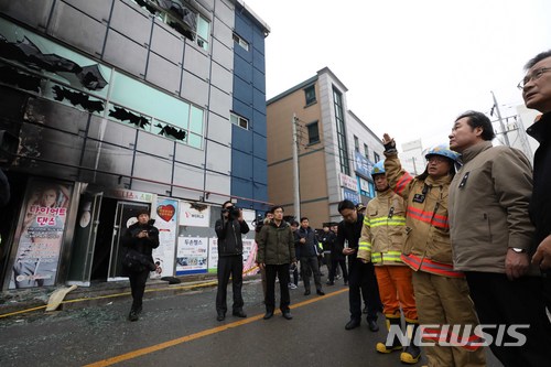 【제천=뉴시스】고승민 기자 = 제천 스포츠센터 화재 사고 나흘째인 24일 오전 이낙연 총리가 사고현장을 살펴보고 있다. 2017.12.24. kkssmm99@newsis.com