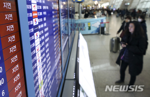 【인천공항=뉴시스】최진석 기자 = 짙은 안개로 어제부터 인천국제공항 항공기 운항 차질이 계속 이어지고 있는 24일 오전 인천국제공항 출국장 항공기 운항 안내 알림 전광판에 지연 표시가 들어와 있다. 2017.12.24.&nbsp; myjs@newsis.com