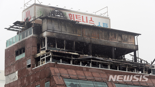 【제천=뉴시스】고승민 기자 = 지난 21일 66명의 사상자를 낸 충북 제천 스포츠센터 건물 8~9층 테라스와 캐노피(햇빛 가림막)이 건축법을 위반해 불법으로 건축된 것으로 드러났다. 사진은 24일 사고 건물 8,9층 테라스와 캐노피 모습. 2017.12.24. kkssmm99@newsis.com