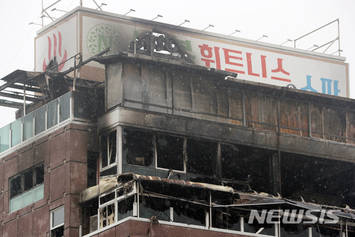 【제천=뉴시스】고승민 기자 = 지난 21일 66명의 사상자를 낸 충북 제천 스포츠센터 건물 8~9층 테라스와 캐노피(햇빛 가림막)이 건축법을 위반해 불법으로 건축된 것으로 드러났다. 사진은 24일 사고 건물 8,9층 테라스와 캐노피 모습. 2017.12.24.&nbsp; kkssmm99@newsis.com