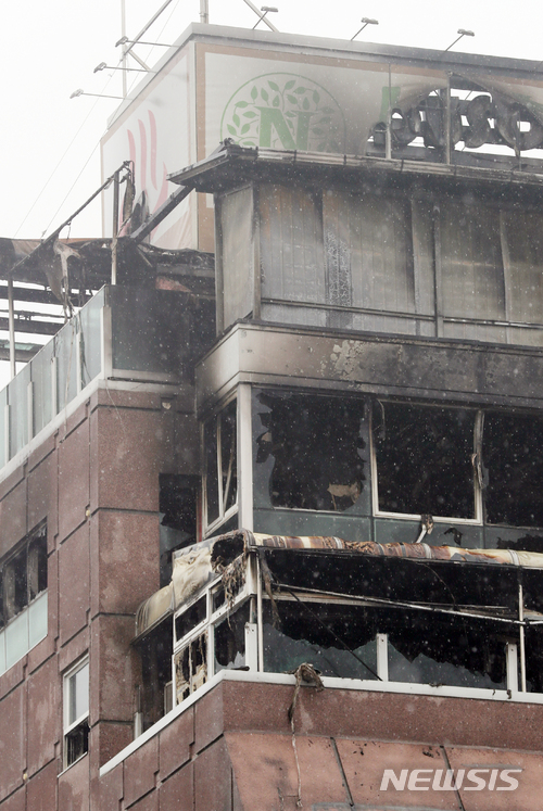 【제천=뉴시스】고승민 기자 = 지난 21일 66명의 사상자를 낸 충북 제천 스포츠센터 건물 8~9층 테라스와 캐노피(햇빛 가림막)이 건축법을 위반해 불법으로 건축된 것으로 드러났다. 사진은 24일 사고 건물 8,9층 테라스와 캐노피 모습. 2017.12.24. kkssmm99@newsis.com