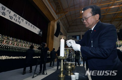 【제천=뉴시스】고승민 기자 = 제천 스포츠센터 화재 사고 나흘째인 24일 오후 합동분향소가 마련된 충북 제천체육관에서 김부겸 행정안전부 장관이 분향을 하고 있다. 2017.12.24. kkssmm99@newsis.com