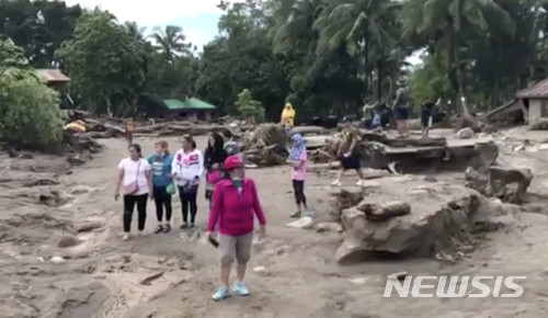 【마닐라=AP/뉴시스】필리핀 남부 민다나오를 강타한 태풍으로 24일까지 200명 이상이 숨지고 160명이 실종되는 참사가 일어났다. 2017.12.24 