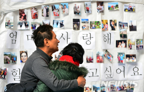 【제천=뉴시스】인진연 기자 = 성탄절인 25일, 충북 제천체육관에 마련된 노블 휘트니스 스파 화재 참사 희생자 합동분향소에서 한 유가족이 조문객을 맞으며 북받히는 감정을 추스르고 있다. 2017.12.25 inphoto@newsis.com