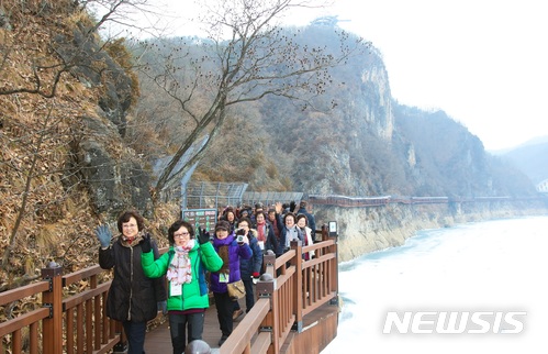 [단양=뉴시스] 단양강 잔도 걷기. 단양군 제공