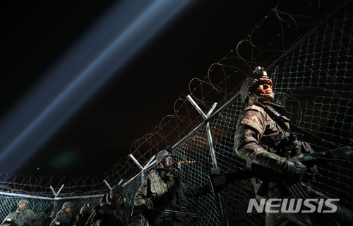 【서울=뉴시스】 경계근무 중인 장병들.