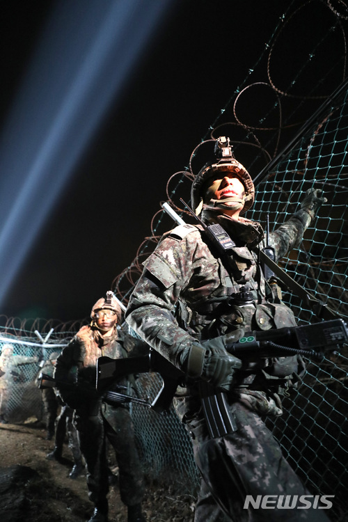 【서울=뉴시스】 영토수호에 임하고 있는 대한민국 국군 장병. (뉴시스DB)