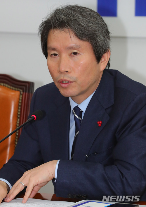 【서울=뉴시스】배훈식 기자 = 25일 오전 서울 여의도 국회 더불어민주당 원내대표 회의실에서 이인영 헌법개정특별위원회 민주당 간사가 기자간담회를 하고 있다.&nbsp; 이 간사는 개헌특위 연장을 둘러싼 국회 파행에 대해 매우 유감스럽다며 자유한국당이 국회 전체를 파행으로 몰고간 것은 일종의 반의회주의적 태도라고 비판했다. 2017.12.25.&nbsp; dahora83@newsis.com