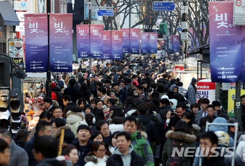 【서울=뉴시스】조성봉 기자 = 성탄절인 25일 오후 서울 중구 명동거리가 연휴를 즐기려는 인파로 북적이고 있다. 2017.12.25.suncho21@newsis.com