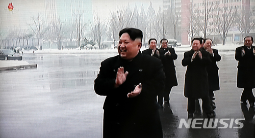 【서울=뉴시스】북한 김정은 조선노동당 위원장이 조선노동당 제5차 세포위원장대회 참가자들과 함께 기념사진을 찍었다고 북한 조선중앙TV가 25일 보도하고 있다. 2017.12.25. (출처=조선중앙TV 캡처) photo@newsis.com