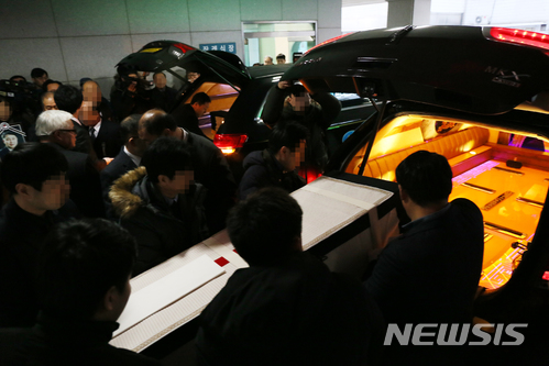 【제천=뉴시스】인진연 기자 = 제천 스포츠센터 화재 사고 엿새째인 26일 오전 충북 제천의 한 병원 장례식장에서 피해자 고 박 모 씨의 발인식이 엄수되고 있다. 2017.12.26. inphoto@newsis.com