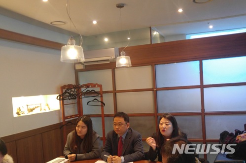 【서울=뉴시스】 26일 서울 광화문의 한 식당에서 '미술품의 유통 및 감정에 관한 법률' 제정안에 관한 기자간담회가 열렸다. 이날 간담회에 김지은 문체부 시각예술디자인과 사무관(왼쪽부터), 이영열 문체부 예술정책관, 신은향 문체부 시각예술디자인과 과장이 참석했다. 2017.12.26. photo@newsis.com