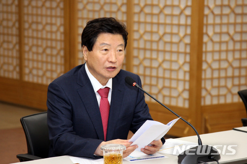  【창원=뉴시스】강경국 기자 = 안상수 경남 창원시장이 26일 열린 간부회의에서 창원시 재개발 패러다임을 전면 철거형에서 도시재생으로 바꿔야 한다고 지시하고 있다. 2017.12.26. (사진=창원시청 제공)photo@newsis.com