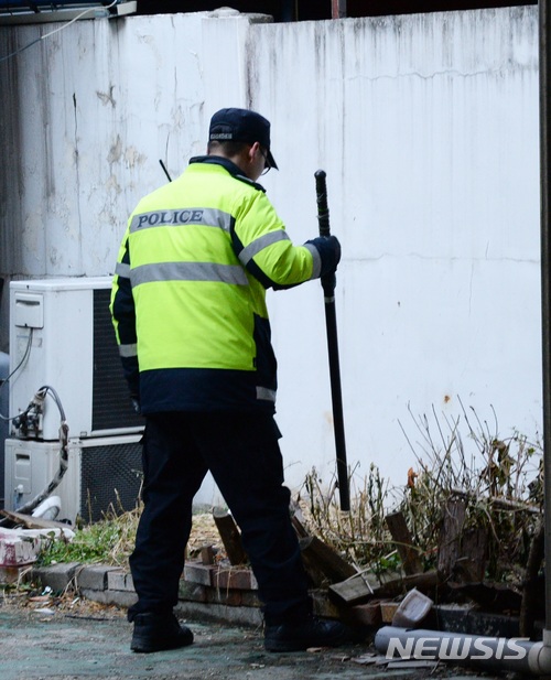 【전주=뉴시스】강인 기자 = 26일 전북 전주시 우아동에서 사라진 고준희(5)양을 찾기 위해 경찰이 전주시내 외진 공간을 수색하고 있다. 2017.12.26 kir1231@newsis.com