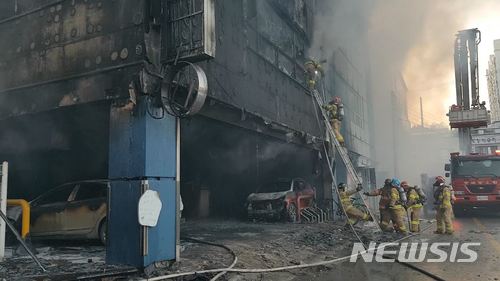 【제천=뉴시스】강신욱 기자 = 지난 21일 오후 3시53분께 화재가 발생한 충북 제천시 하소동 스포츠센터 건물 안으로 구조대원들이 진입하고 있다. 2017.12.26. (사진=제천소방서 제공) photo@newsis.com