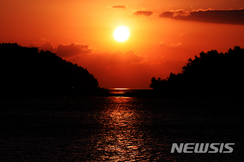 【남해=뉴시스】차용현 기자 = 2018년 무술년(戊戌年)을 엿새 앞둔 26일 오전 경남 남해군 창선면 당저마을 인근에서 바라본 태양이 하늘을 붉게 물들이며 떠오르고 있다. 2017.12.26.&nbsp;&nbsp; con@newsis.com 