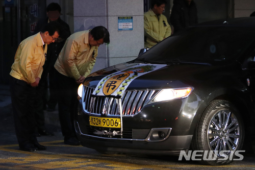 【제천=뉴시스】고승민 기자 = 제천 스포츠센터 화재 사고 엿새째인 26일 오전 충북 제천의 한 병원 장례식장에서 피해자 고 박한주(제천중앙성결교회), 박재용(드림성결교회) 목사의 발인이 엄수되고 있다. 이시종 충북지사와 이근규 제천시장이 떠나는 고인을 향해 인사하고 있다. 2017.12.26. kkssmm99@newsis.com