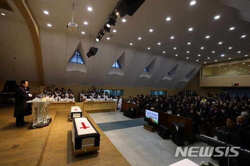 【제천=뉴시스】고승민 기자 = 제천 스포츠센터 화재 사고 엿새째인 26일 오전 충북 제천의 한 교회에서 피해자 고 박한주(제천중앙성결교회), 박재용(드림성결교회) 목사의 천국환송예배가 열리고 있다. 2017.12.26. kkssmm99@newsis.com