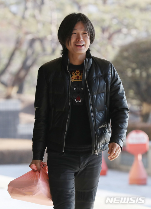 【서울=뉴시스】김진아 기자 = 이명박 전 대통령과 '다스'의 관계를 밝히기 위해 서울동부지검 산하에 다스 횡령 의혹 등 고발 사건 수사팀이 정식 출범한 26일 오전 서울 서초구 서울중앙지검에서 '다스' 의혹을 취재해 온 시사인 주진우 기자가 참고인 신분으로 출석하고 있다. 2017.12.26. bluesoda@newsis.com