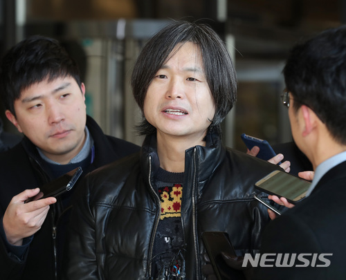 주진우, 검찰 출석…손에 '다스 취재파일' 한보따리