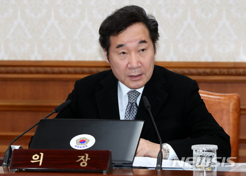 【서울=뉴시스】박주성 기자 = 이낙연 국무총리가 26일 오전 서울 세종로 정부서울청사에서 열린 국무회의를 주재하고 있다. 2017.12.26. park7691@newsis.com