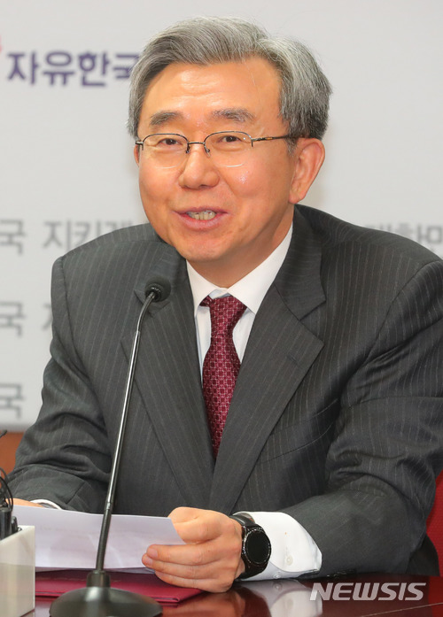 【서울=뉴시스】배훈식 기자 = 26일 오후 서울 여의도 자유한국당 당사에서 열린 조직강화특별위원회 회의에 참석한 이용구 위원장이 인사말을 하고 있다. 2017.12.26.&nbsp; dahora83@newsis.com