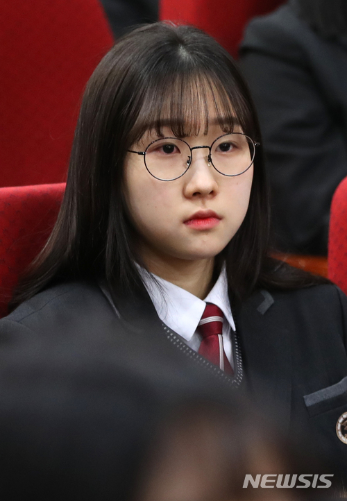 【서울=뉴시스】임태훈 기자 = 대동세무고등학교 2학년 이지민 학생이 26일 오전 서울 종로구 대동세무고등학교 계산홀에서 열린 특성화고등학교 현장실습 노동교육을 받고 있다.&nbsp; 서울시가 주관하고 노동권익센터가 진행한 이번 교육은 특성화고 현장실습 학생들의 노동권 침해사건에 대한 노동인권보호대책 마련과 실질적으로 지원 가능한 방안을 확립하고, 청소년의 노동 권익을 보호하기 위해 마련됐다. 2017.12.26. taehoonlim@newsis.com