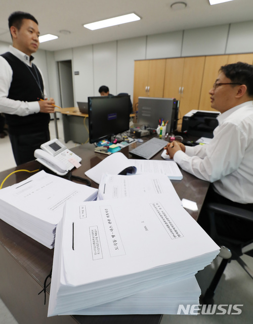 【서울=뉴시스】김진아 기자 = '다스 횡령 의혹 관련 고발 사건 수사팀'이 공식 가동한 26일 서울 송파구 서울동부지검에서 수사팀이 자료를 살피고 있다.&nbsp; 서울중앙지검으로부터 관련 자료를 넘겨받은 서울동부지검은 문찬석(56·사법연수원 24기) 차장검사를 팀장으로 한 전담 수사팀은 실소유주 논란이 끊이지 않고 있는 자동차부품업체 '다스(DAS)'의 비자금 횡령 의혹 재수사를 이날부터 본격화 했다. 2017.12.26. bluesoda@newsis.com