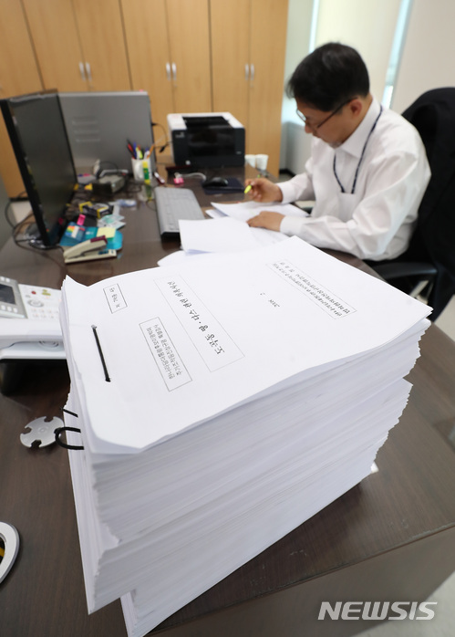 【서울=뉴시스】김진아 기자 = '다스 횡령 의혹 관련 고발 사건 수사팀'이 공식 가동한 26일 서울 송파구 서울동부지검에서 수사팀이 자료를 살피고 있다.&nbsp; 서울중앙지검으로부터 관련 자료를 넘겨받은 서울동부지검은 문찬석(56·사법연수원 24기) 차장검사를 팀장으로 한 전담 수사팀은 실소유주 논란이 끊이지 않고 있는 자동차부품업체 '다스(DAS)'의 비자금 횡령 의혹 재수사를 이날부터 본격화했다. 2017.12.26. bluesoda@newsis.com